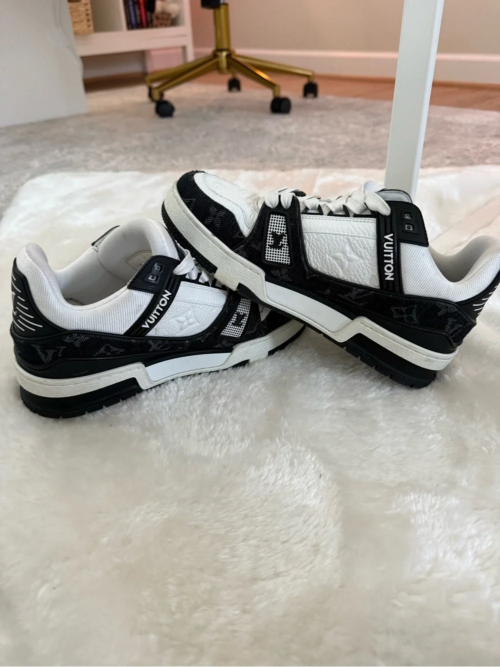 Louis Vuitton White and Black Trainers 🩷